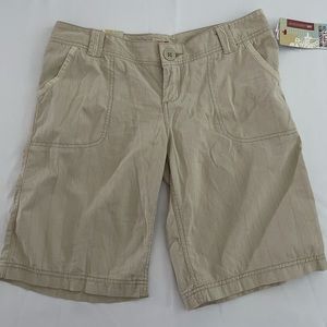 Women Khaki shorts. Size:5. New with tag